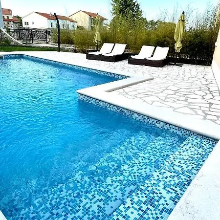 Muraj-kornic, Krk * Kornić